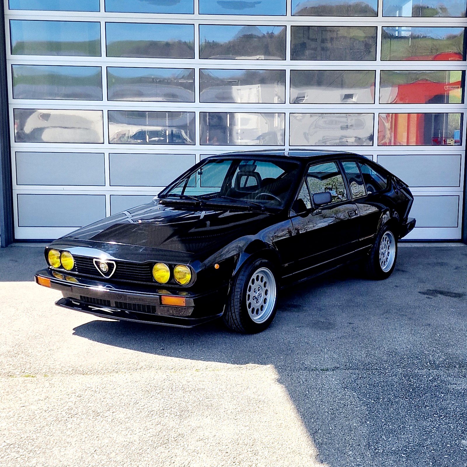 Alfa Romeo GTV6 in Schwarz
