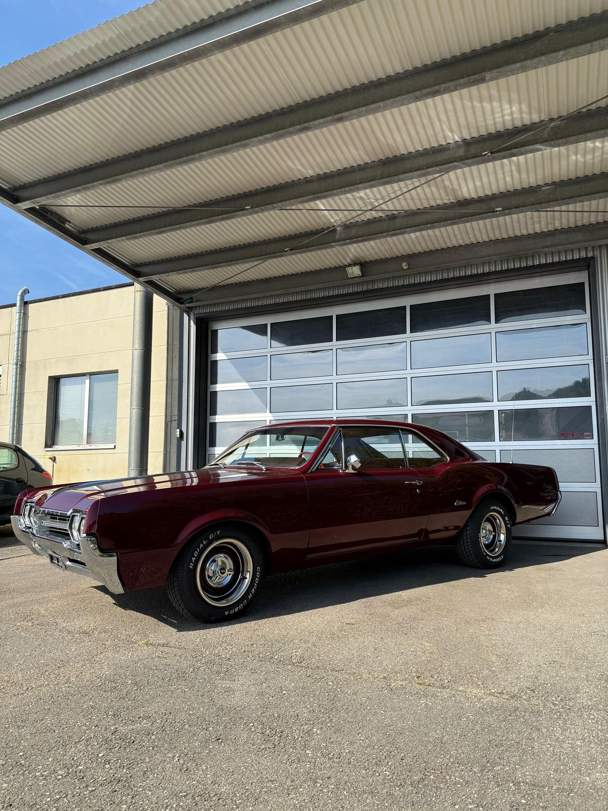 Oldsmobile Cutlass in Bordeaux